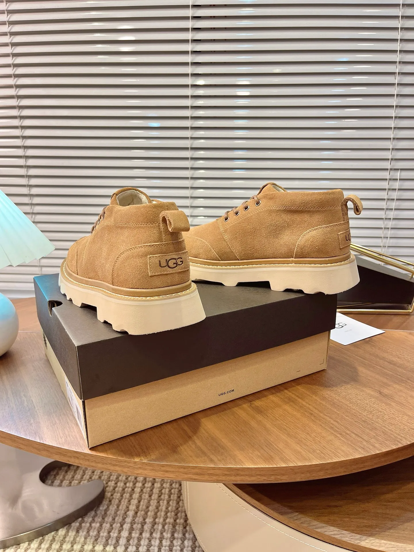 [UGG] P: 580💰 Size: 40 to 44 (45 custom-made) 2025 new style 𝑼𝑮𝑮•Men's ◾️. Winter snow boots and fur shoes. The matching coefficient is also 100%. 💥Good-looking✨Fully fashionable and full of aura when worn📈 Lager casual boots, lace-up style. The heels are decorated with hot embossed brand logos. Item No.: 1171113 Upper: high-quality cow suede Lining: sheepskin imported from Australia 🐑The inner lining is made of Australian lamb wool Outsole: EVA non-slip outsole. 45